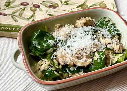 Těstoviny orzo se žampiony a baby špenátem