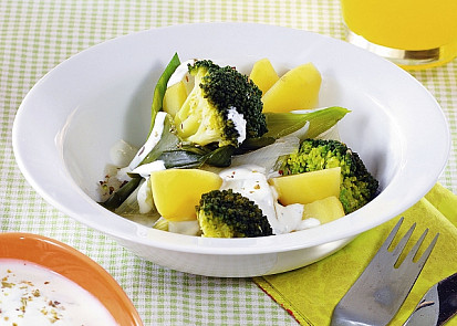 Brokolice s bramborami a jogurtovou omáčkou