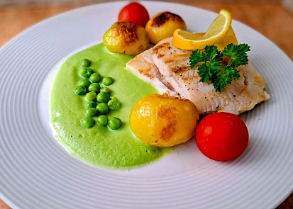 Filé z tresky, hráškové pyré a opečené brambory