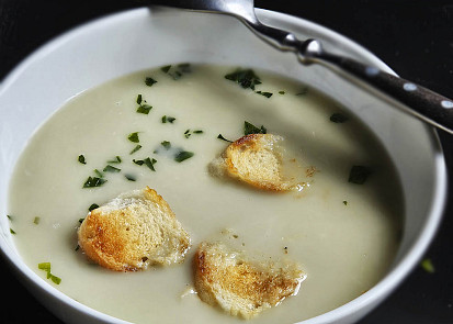 Polévka z jarní cibulky