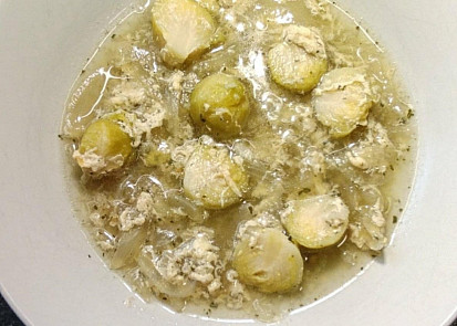 Cibulačka s růžičkovou kapustou