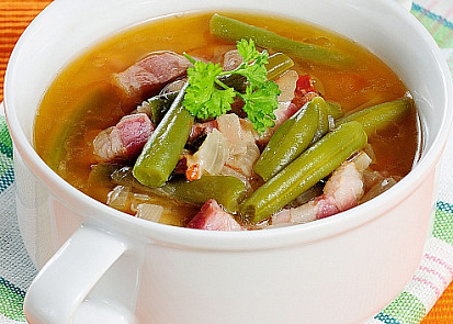 Polévka se slaninou, kysaným zelím a zelenými fazolkami