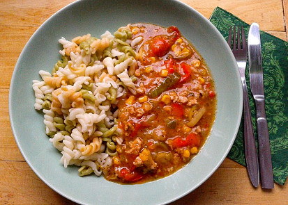 Barevná zeleninová pánev s kuřecím masem