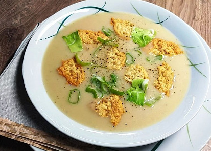 Květákový krém se sýrovými chipsy