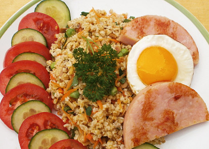 Zeleninový kuskus s kuřecí šunkou a volským okem