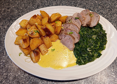 Panenka na špenátovém lůžku se sýrovou omáčkou