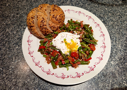 Teplý salát z fazolek se ztraceným vejcem