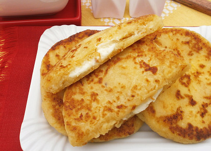 Zeleninovo-bramborové placky plněné brynzou