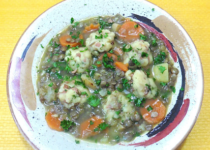 Zeleninovo-čočková polévka se šunkovými knedlíčky