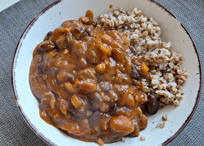 Dvoubarevné fazole na kari s pohankou