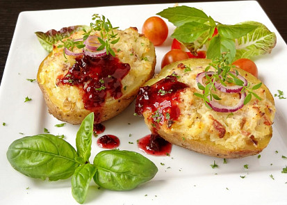 Pečená brambora s hermelínovou náplní