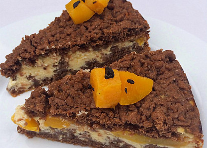 Strouhaná buchta s kompotovanými broskvemi