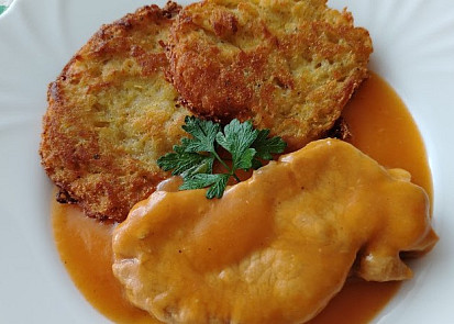 Vepřová pečeně bez kosti na cibuli a mrkvi