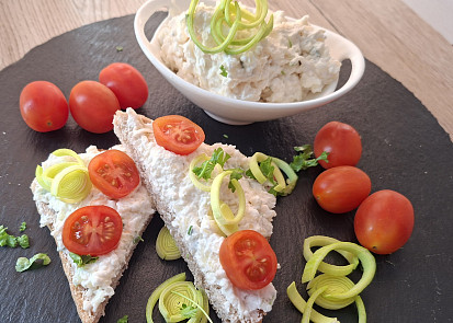 Tvarohová pomazánka s tvarůžky a pórkem