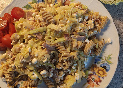 Těstoviny s raným zelím a cottagem