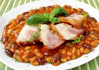 Uzené koleno s fazolemi