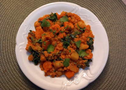 Červená čočka s batátem, mrkví a špenátem