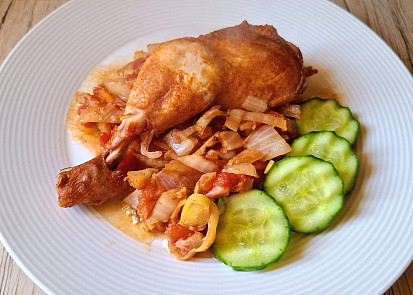 Uzená kuřecí stehna pečená na zelenině