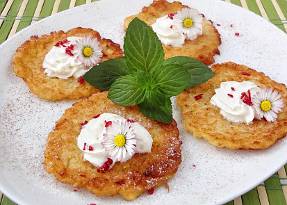 Sladké jablečné placičky s bílým vínem