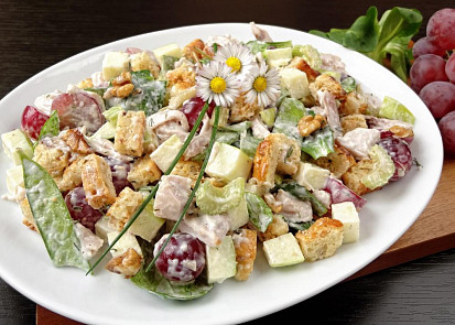 Waldorfský salát s pečeným kuřecím masem