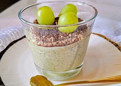 Chia pudink s avokádem a hroznovým vínem