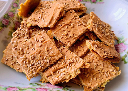 Čočkové chipsy s parmezánem a semínky
