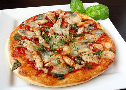 Pizza s kuřecím masem, rajčaty a špenátem