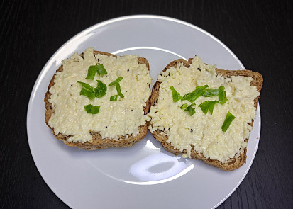 Hermelínovo-česneková pomazánka