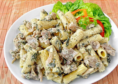 Těstoviny s kuřecím stehenním masem, žampiony a špenátem