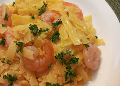 Česnekové krevety s nudlemi