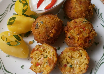 Sýrové koule se šunkou, paprikou a petrželkou