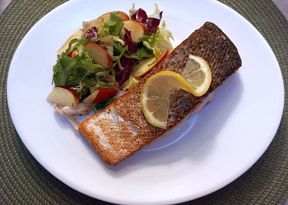 Bylinkový losos na másle s listovým salátem a jablkem