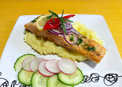 Losos pečený v horkovzdušné fritéze na másle a rozmarýnu