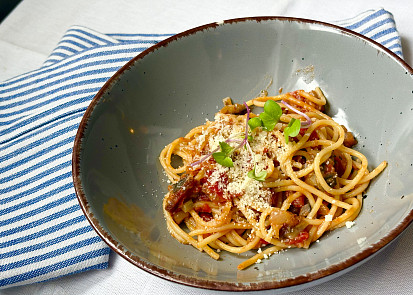 Špagety s lilkem, slaninou a rajčaty
