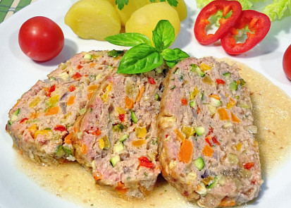 Barevná sekaná pečeně se zeleninou