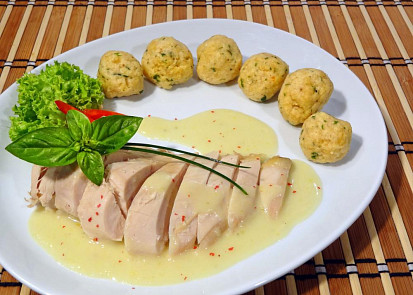 Slepice na víně s petrželkovými knedlíčky