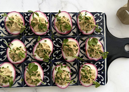 Barevná vejce plněná tuňákovou pěnou