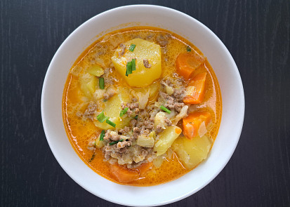 Polévka se zeleninou a mletým masem