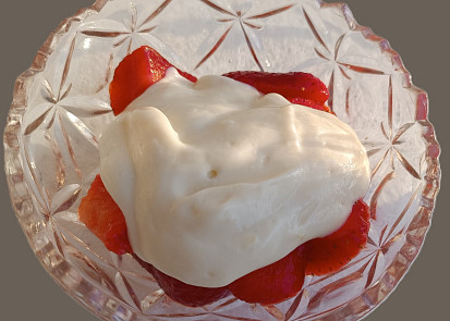 Jahody s medem a vanilkovým krémem