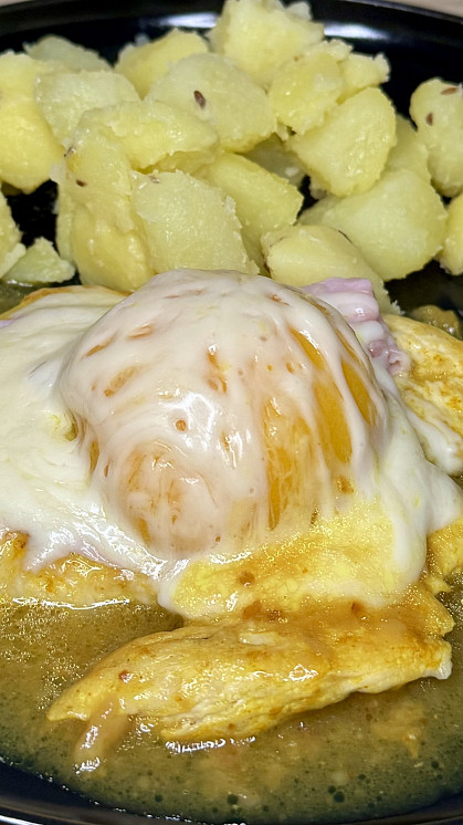 Kuřecí plátek se šunkou, broskví a sýrem