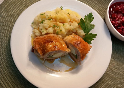 Kapsa z vepřové pečeně plněná slaninou a vejcem