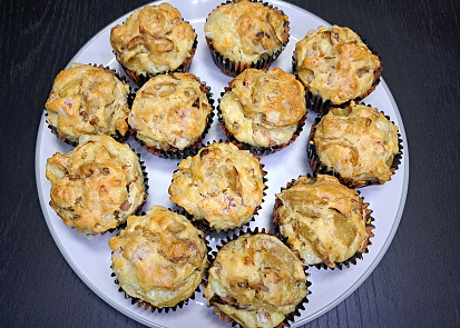 Muffiny se zkaramelizovanou cibulí, šunkou a sýrem