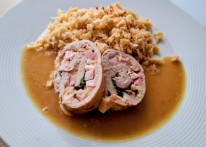 Panenka plněná uzeným bůčkem s květákovou rýží