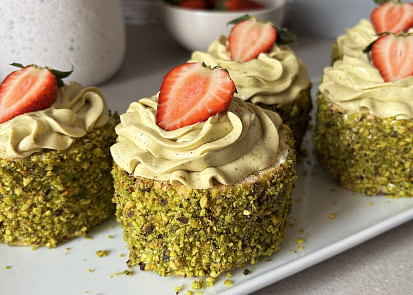 Pistáciové dortíky s jahodami