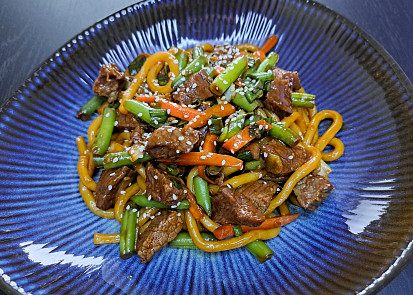 Udon nudle s hovězím masem a zeleninou