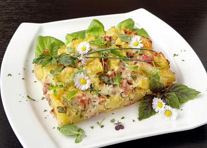 Zapečené brambory se šunkou, sýrem a bylinkami