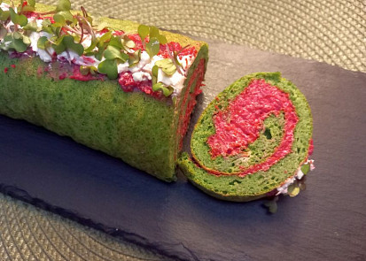 Špenátová roláda s náplní z červené řepy a sýru