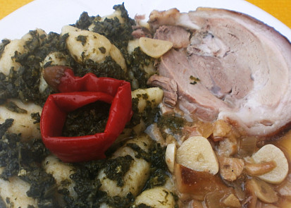 Vepřové koleno pečené na česneku z pomalého hrnce