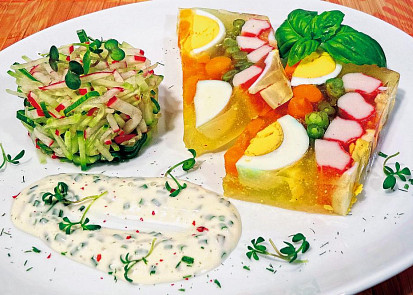 Aspik z vajec se salátem a pažitkovou omáčkou