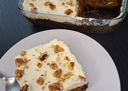 Mrkvový dortík s krémem a vlašskými ořechy